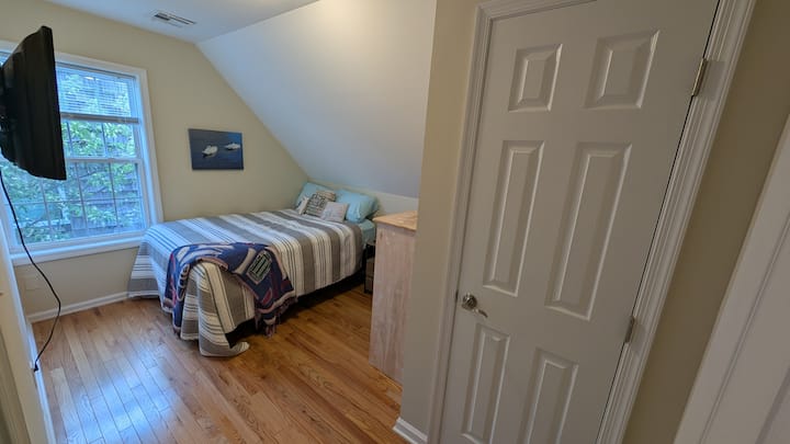 Ზემოთ საძინებელი ტელევიზორის კომოდით და კარადა საკიდებით.