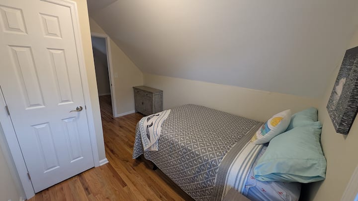 Ზემოთ საძინებელი კომოდით და კარადა საკიდებით.