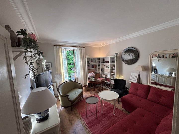 Westgericht. Zeer licht
Balkon met kleine tafel
Slaapbank
Tv
Bordspellen
Internet