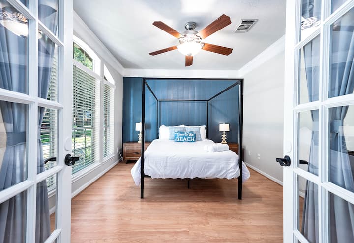 Downstairs small bedroom with a full bed. There is a workstation in this room, but no formal closet.