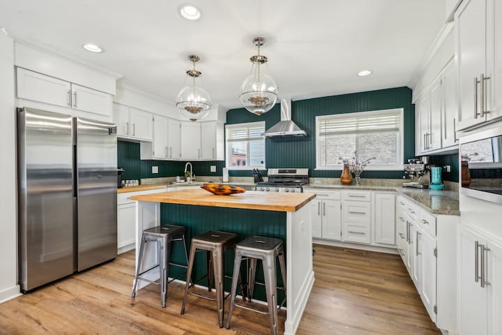 Andersonville Home for Groups! Hot Tub Yard Garage gallery image 4