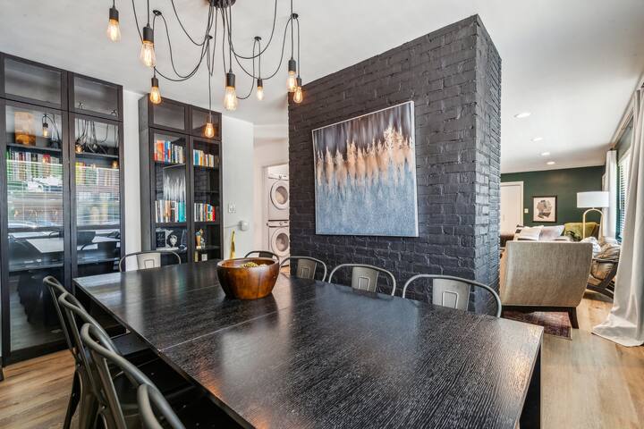 Andersonville Home for Groups! Hot Tub Yard Garage gallery image 5