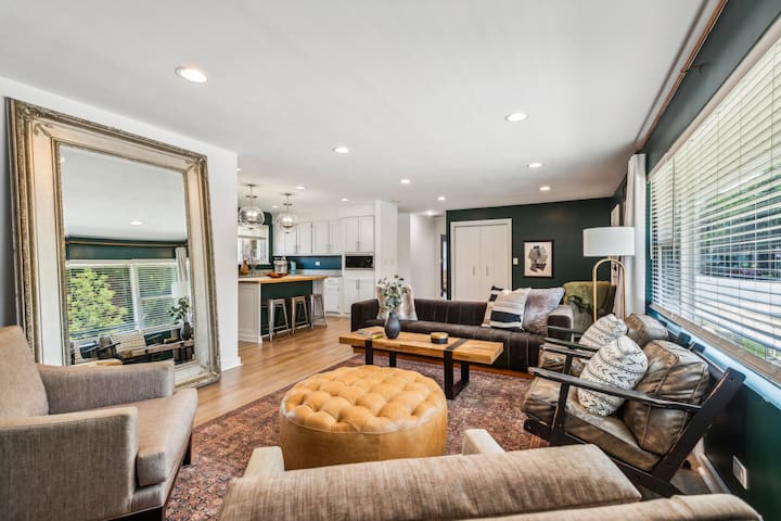 Andersonville Home for Groups! Hot Tub Yard Garage