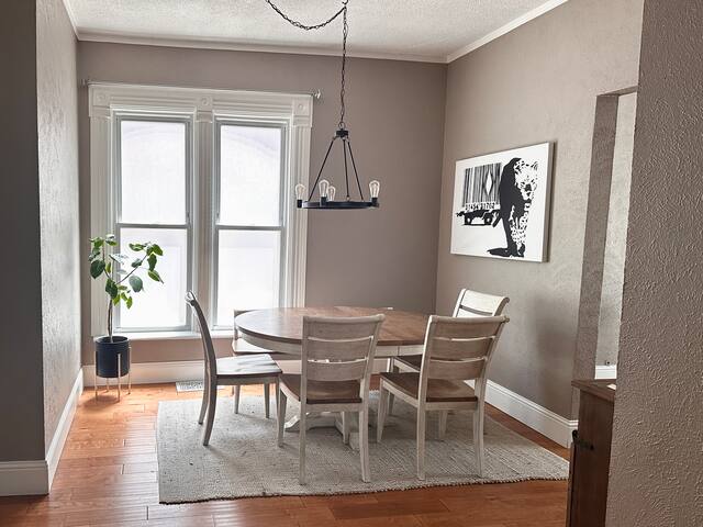 Off-Broadway Victorian Retreat! gallery image 4