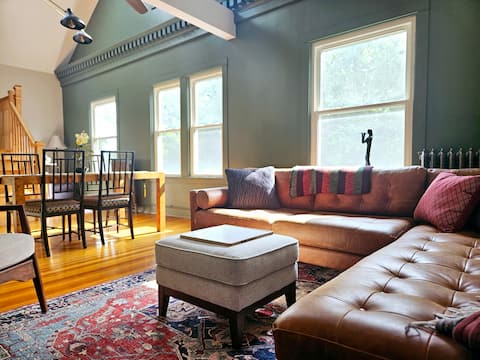 Stylish 2nd Floor Flat w/ Parking