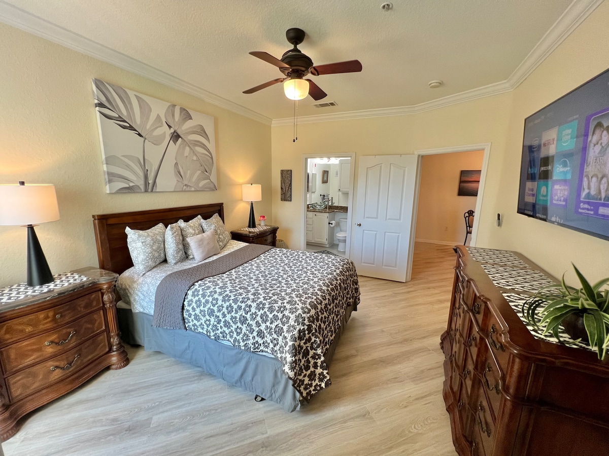 ¡Televisión Roku de pantalla plana de 55 pulgadas y baño completo privado!