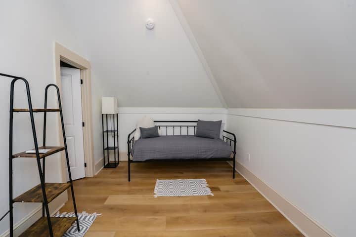 Toto technicky nie je izba, je to denná posteľ. Nie je tu súkromie. Skvelé miesto pre tínedžera alebo dieťa. Hneď ako sa dostanete na vrchol schodov, budete v tejto miestnosti. Táto izba je napojená na vlastnú izbu s dverami.