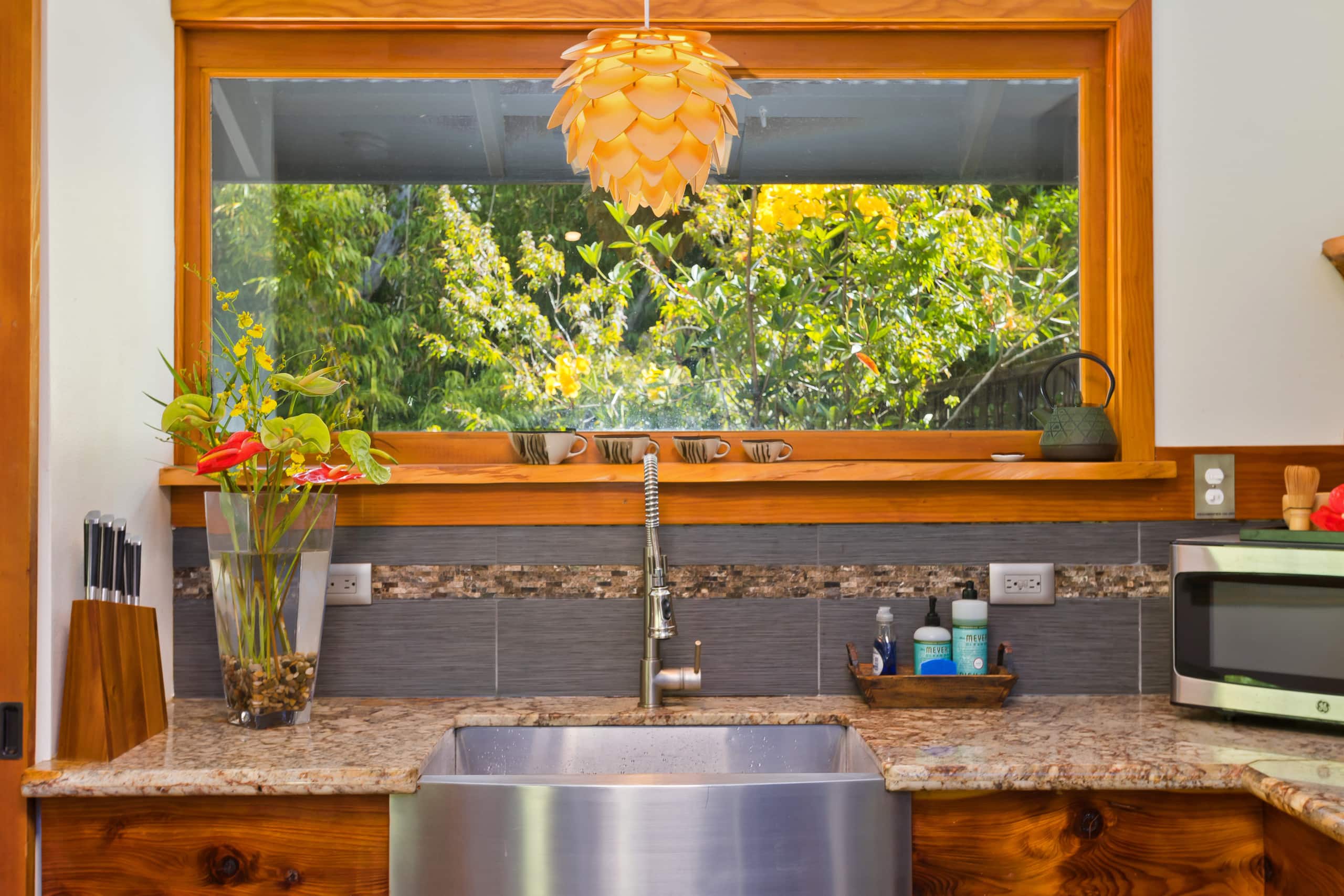 Volcano Tea House Cottage-SpaBath-HotTub-FirePlace - Image 9