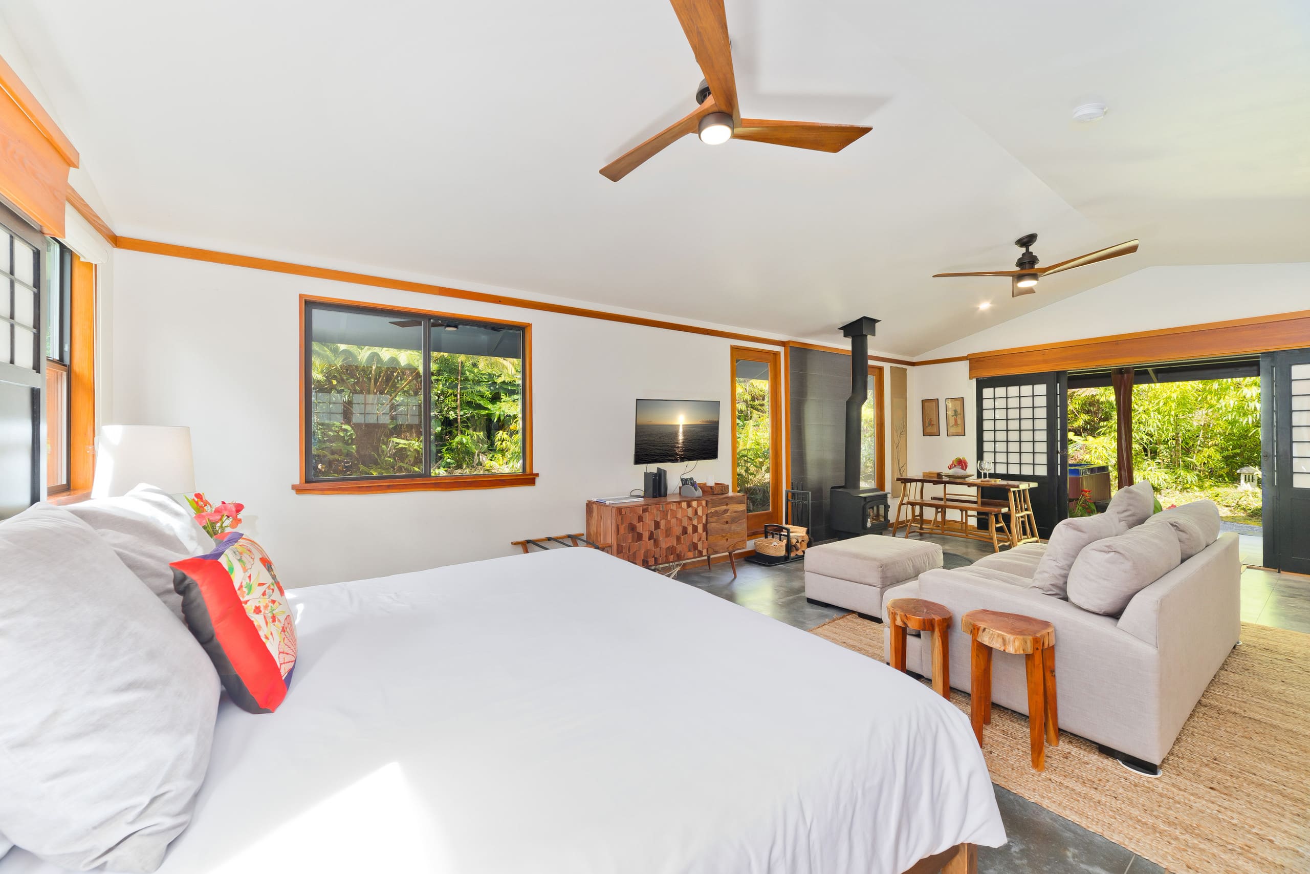 Volcano Tea House Cottage-SpaBath-HotTub-FirePlace - Image 23