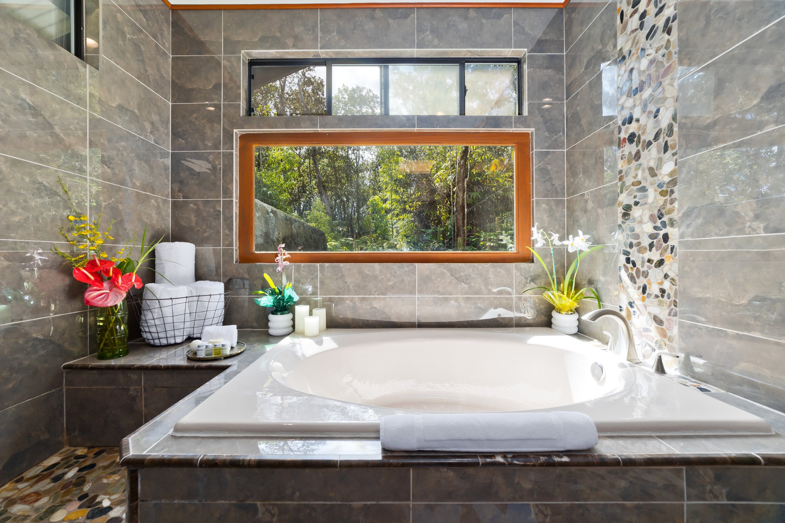 Volcano Tea House Cottage-SpaBath-HotTub-FirePlace - Image 28