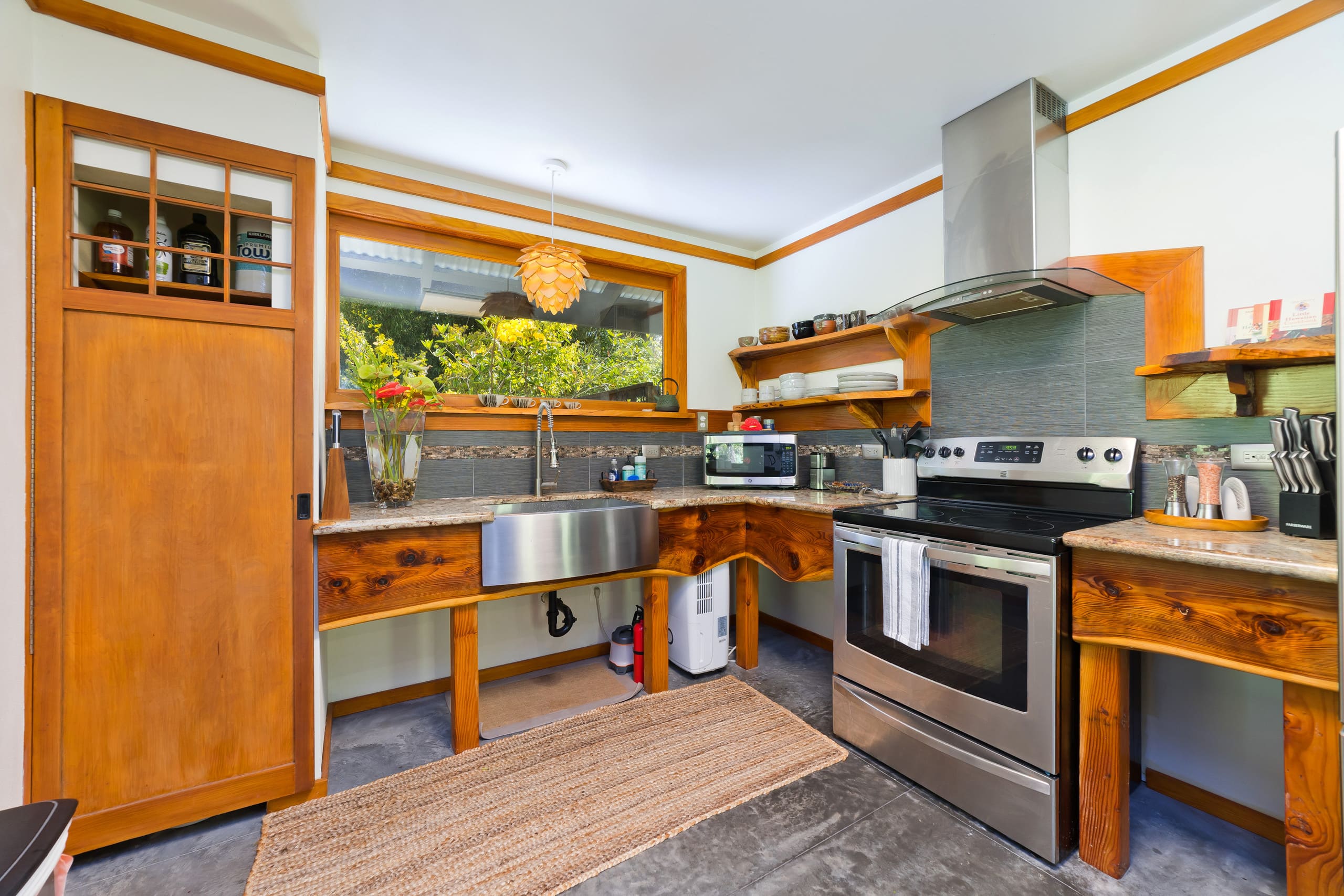 Volcano Tea House Cottage-SpaBath-HotTub-FirePlace - Image 8