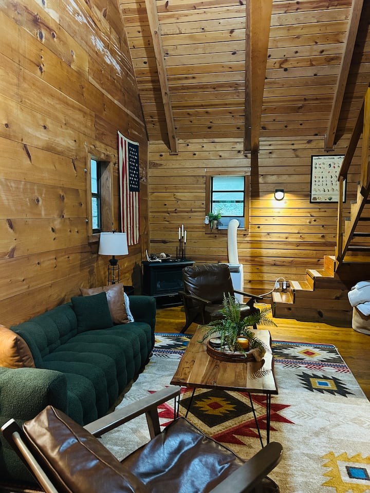ヨーレイカ Eureka! CAMP-TRAILS Cabin Creek Glamping in a small cabin on the Tobacco River | Daily Inter
