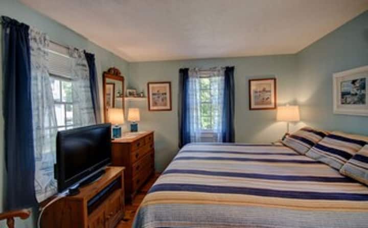 Брачен кревет (широк 180 - 200 см) и телевизор во главната спална