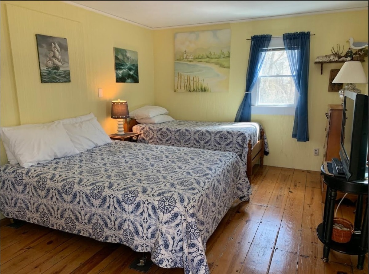 Cama tamaño queen, cama individual y TV en el segundo dormitorio.  Este dormitorio está en el extremo opuesto de la casa (desde el dormitorio principal).  Este dormitorio tiene su propia entrada privada desde el exterior.  También hay otro baño completo en este extremo de la casa.  