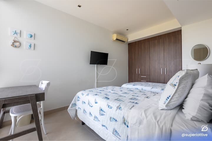 Les chambres de cet appartement sont climatisées.