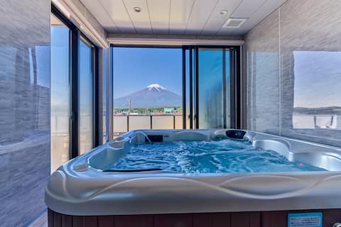 A newly built villa with a jacuzzi to enjoy the spectacular view of Mt. Fuji. For a special time.