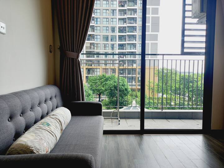 ספה ליד המרפסת כדי שתוכלו להירגע מול המסך או לצפות בגינה התוססת והירוקה, אבל לא רועשת מדי