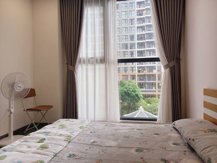 חדר השינה עם מיטת מזרן גבוהה בגודל מלא, עם מאוורר מלא, המזגן נותן לכם זמן נהדר להירגע ליד הנוף הירוק היפה והיפה