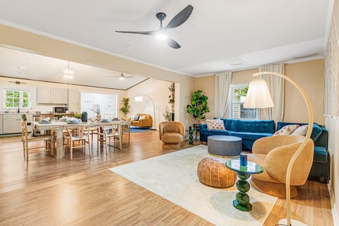 Top Airbnb: Mountain joy 5 BR home! Hot tub/game room/fire pit in Woodfin