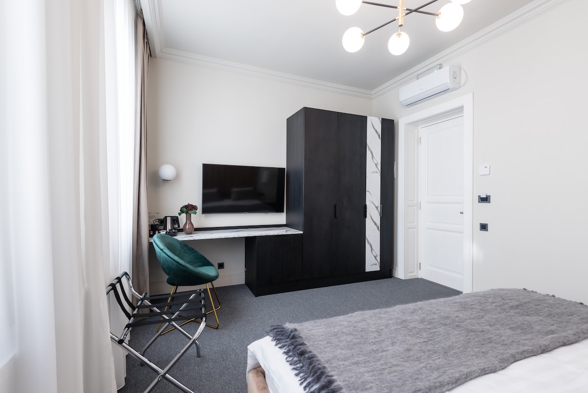 Descansa tranquilo en una acogedora cama tamaño king con sábanas frescas, cortinas opacas e iluminación suave.
