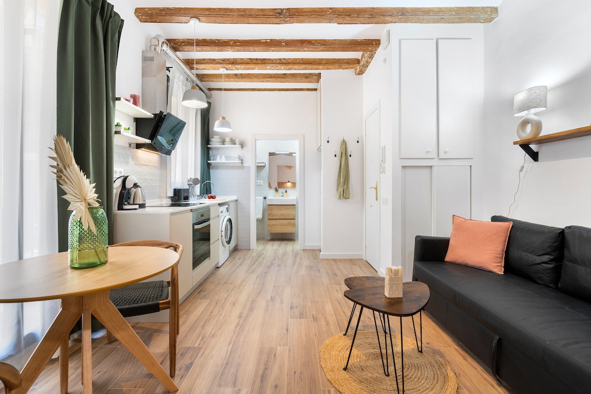 Popular Airbnb listing: Almirall Beach 31 in La Barceloneta