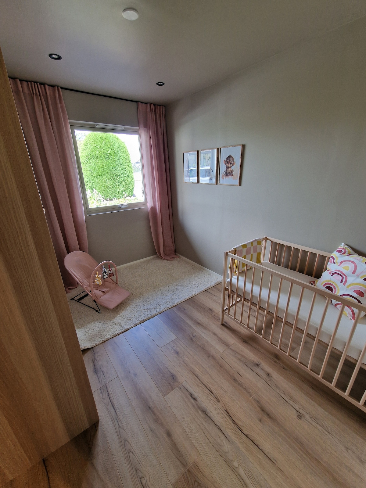 Dormitorio fresco en el primer piso con cuna y armario.  
También es una silla de dormir que se puede convertir en una cama individual.