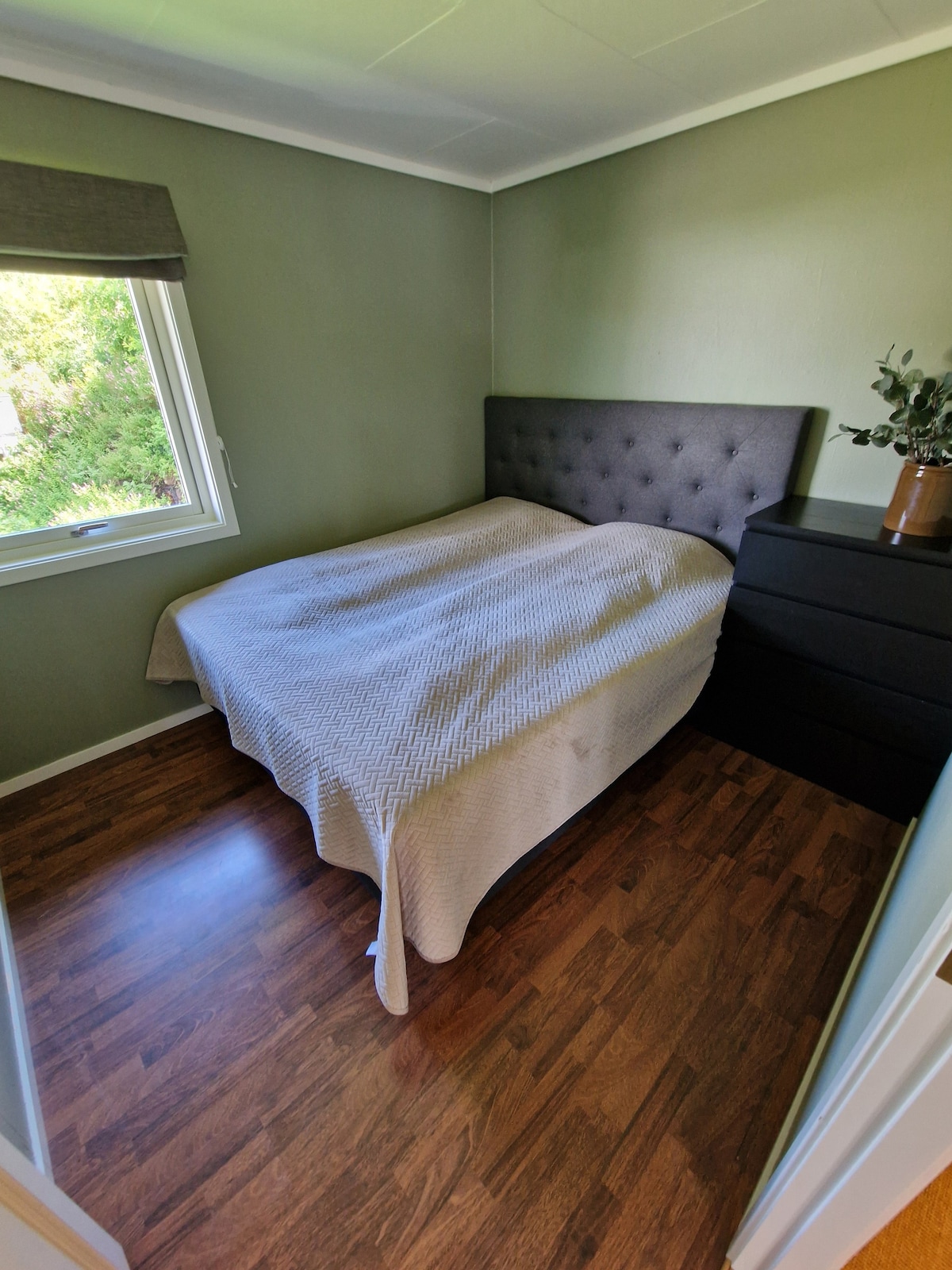 Dormitorio en el 2do piso con cama doble (180x200). Cómoda y clavijas para guardar ropa. 