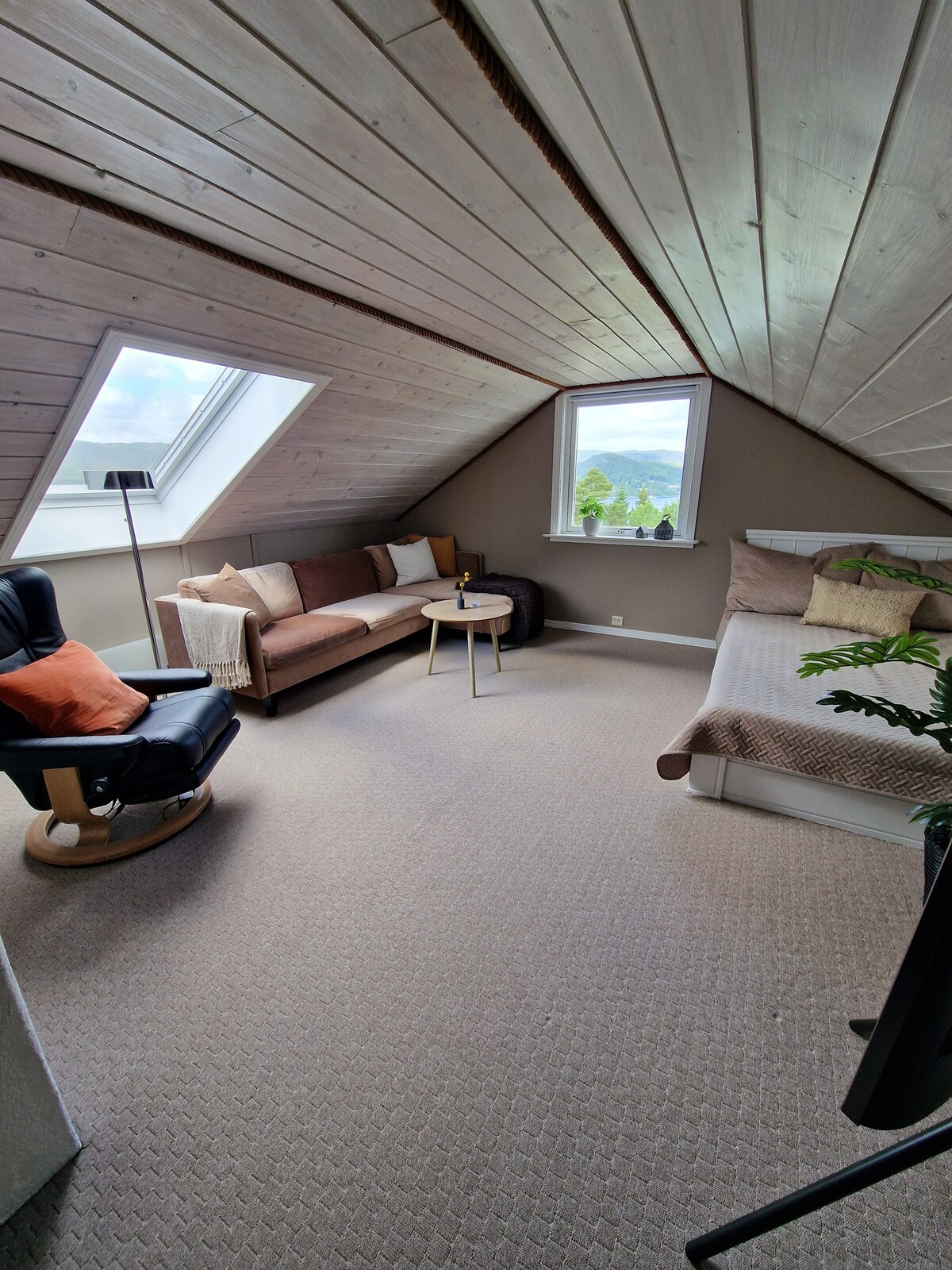 Sala de estar tipo loft con cama doble integrada. Rincón del sofá con TV. Rincón de trabajo.