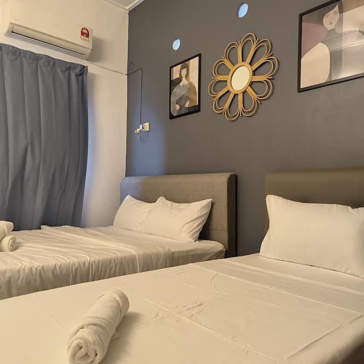 חדר 2:1 KBED + 1 S מיטה (עם חדר רחצה) AIRCOND +מאווררים 
