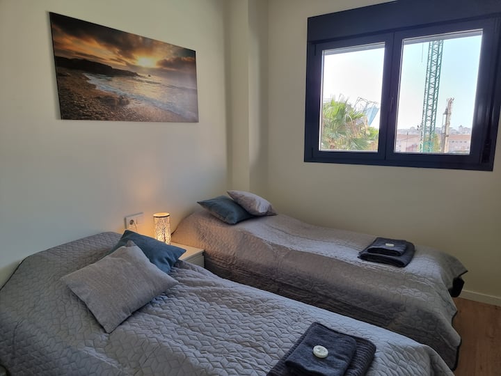 Ყველა საძინებელში არის ჩაშენებული კარადები.