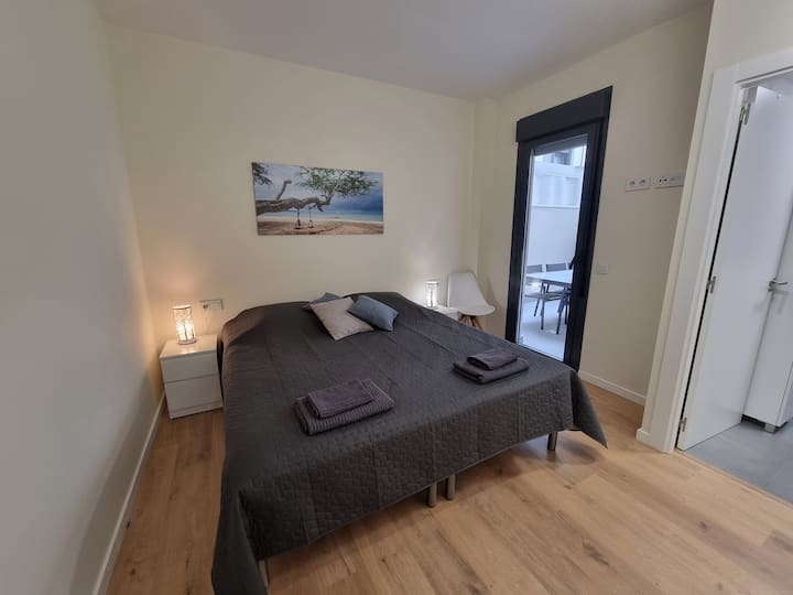 Მთავარი საძინებელი ლუქს-კლასის სააბაზანოთი და ტერასაზე გასასვლელით.