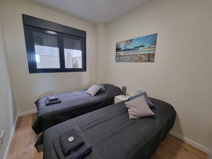 Ყველა საძინებელში არის ერთადგილიანი საწოლები, რომლებიც, რა თქმა უნდა, შეგიძლიათ ერთად მოათავსოთ ორადგილიანი საწოლების დასამზადებლად.