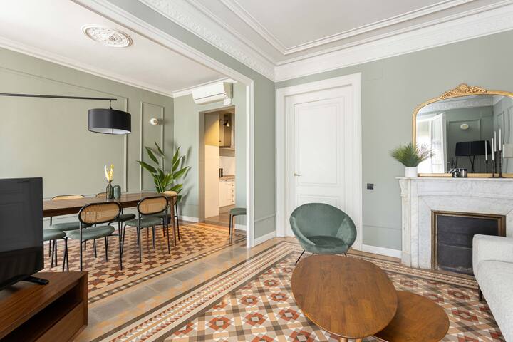 Spacious Stylish 4-BR Modernist Apartment gallery image 5