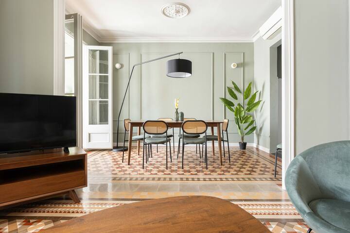 Spacious Stylish 4-BR Modernist Apartment gallery image 4