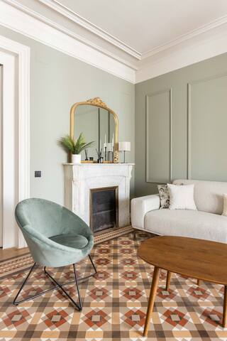 Spacious Stylish 4-BR Modernist Apartment gallery image 3