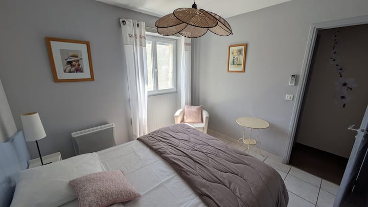 Chambre avec lit en 160 cm, à l'étage dans le gîte (escaliers)