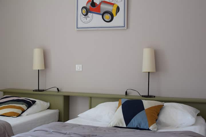 Chambre avec 1 lit en 140 cm + 1 lit en 90 cm, à l'étage dans le gîte (escaliers)