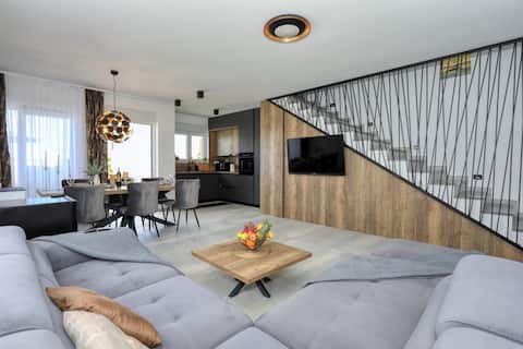 Top Airbnb: Villa Šimun with heated pool, sea view and bikes in Grbe