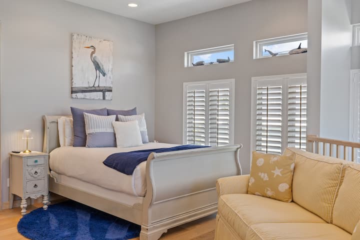 Queen bed and bathroom in upstairs loft area 