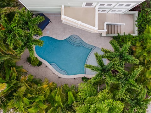 Location! Beach Access/Trolley/ Restaurants!