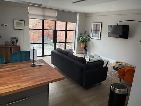 Successful Airbnb property: Cosy modern house patio free parking, walk to city in Ruddington