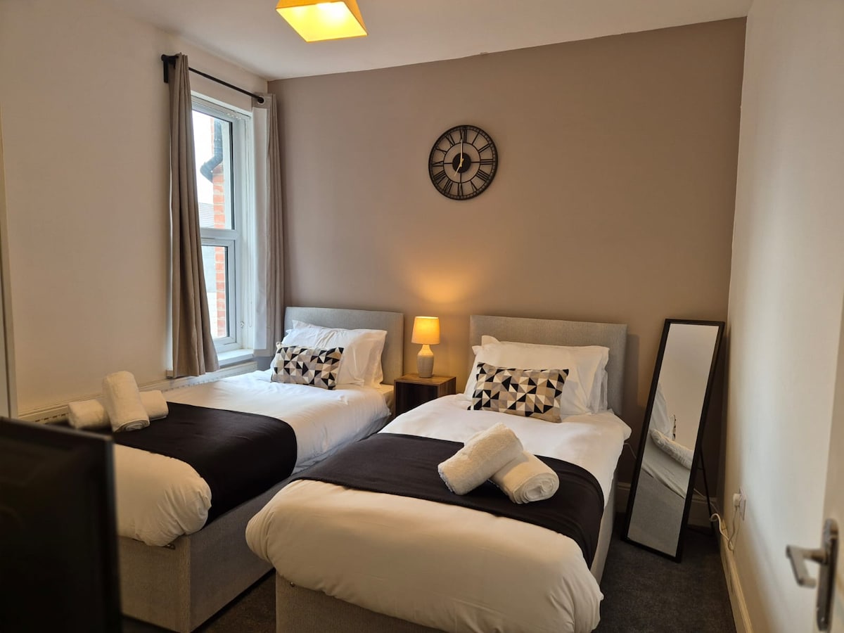 2 jednostruka kreveta koji se na zahtjev mogu pretvoriti u Super veliki bračni krevet.
Zamračite zavjese kako biste se mogli mirno naspavati. 