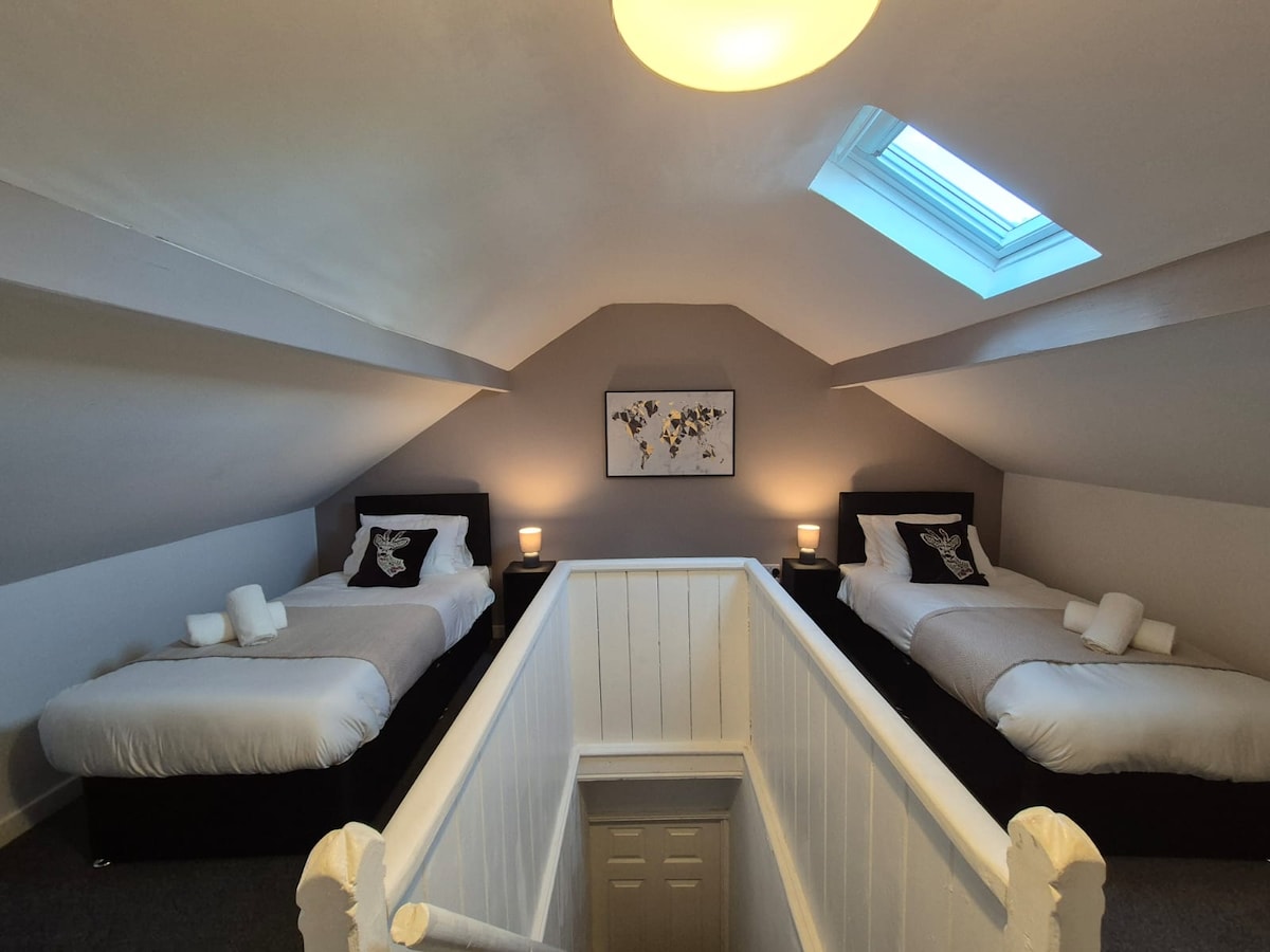 Prekrasna spavaća soba u potkrovlju u kojoj mogu spavati 2 gosta, svaka sa zasebnim ormarićem za odlaganje i stojećim ogledalom. 
Zamračite rolete kako biste se mogli opustiti. 
