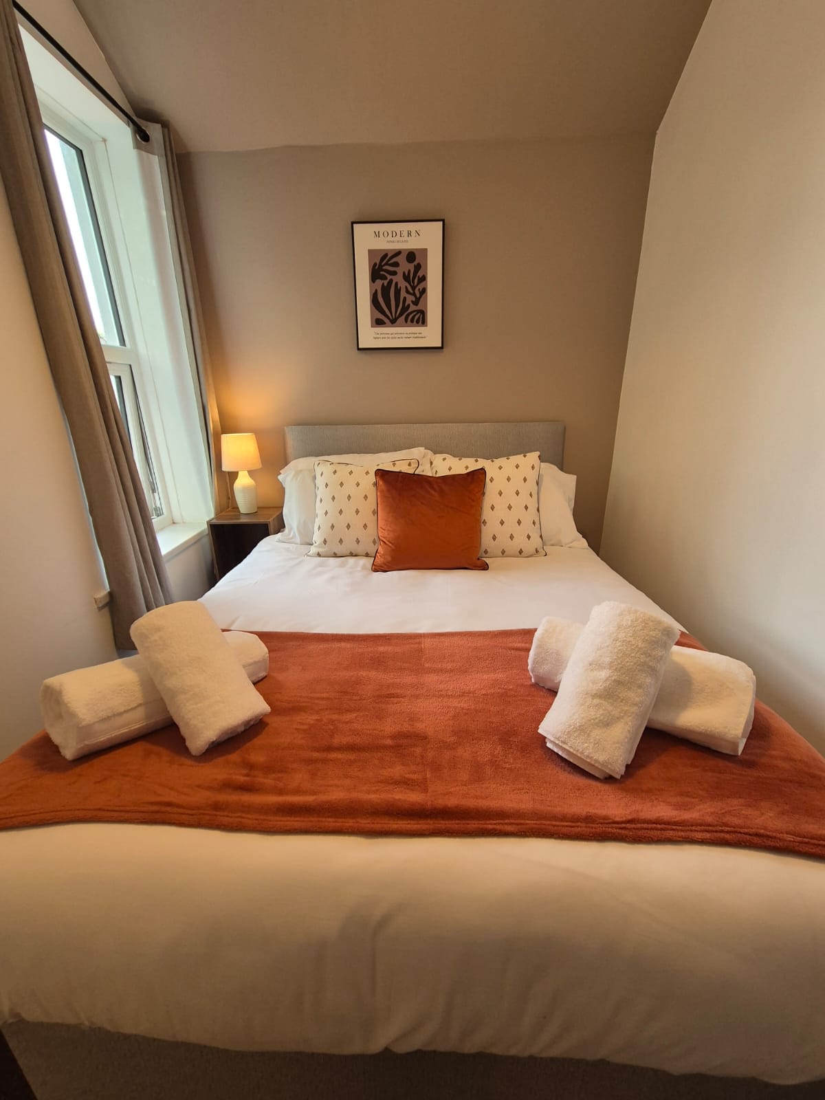 Udobna dvokrevetna soba s udobnim bračnim krevetom. 
Zamračite zavjese za miran san i na raspolaganju vam je ograda za odjeću. 
