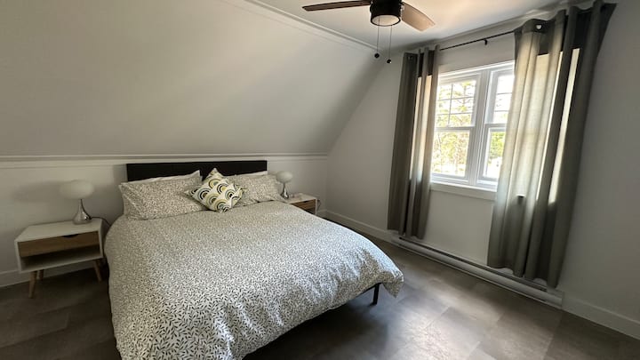 Front bedroom located on the 2nd floor. Portable air conditioner and ceiling fan. Queen bed and single bed. Drawers and wardrobe to store your clothes. Extra blankets.