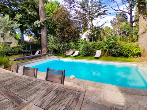 Spacious house with outbuilding* Parking* Swimming pool