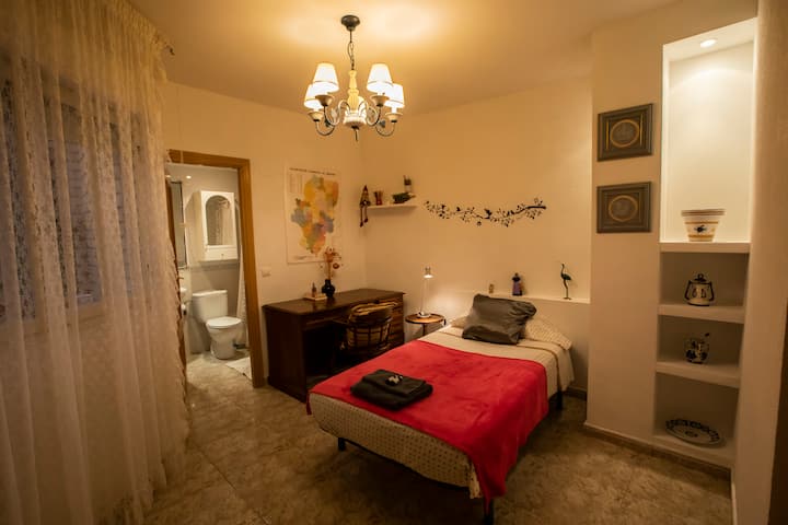 1 jednolôžko so šírkou 100 x 180 cm