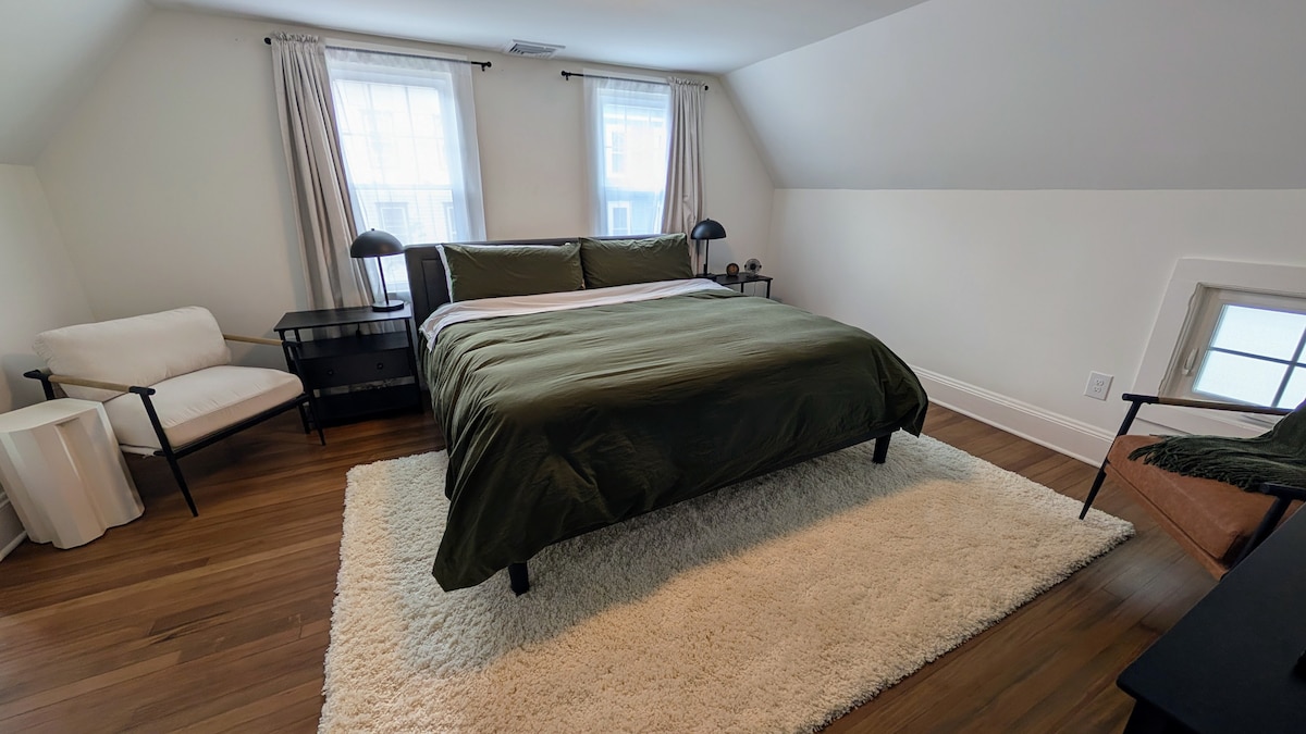 Relaksohu në tokën e ëndrrave në krevatin tonë të ri "king" me çarçafë 100% prej pambuku dhe rehatues alternativ me gëzof. Kjo dhomë gjumi kryesore është mjaft e madhe për një krevat fëmijësh të vogël pranë saj ose stilolaps për bebe. Karikuesit pranë çdo krevati, mantelet për përdorim nga vizitorët. 