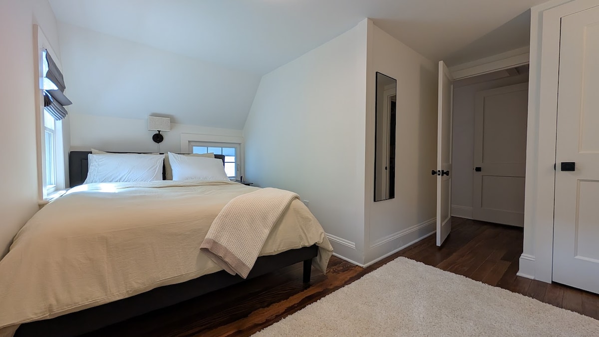 Me një krevat dopio "queen" dhe ndriçim të butë, kjo dhomë gjumi ka pamje nga oborri i pasmë. Ofrohet një karikues, aparat zëri, ventilator dhe ndriçim anësor i abazhurit. 