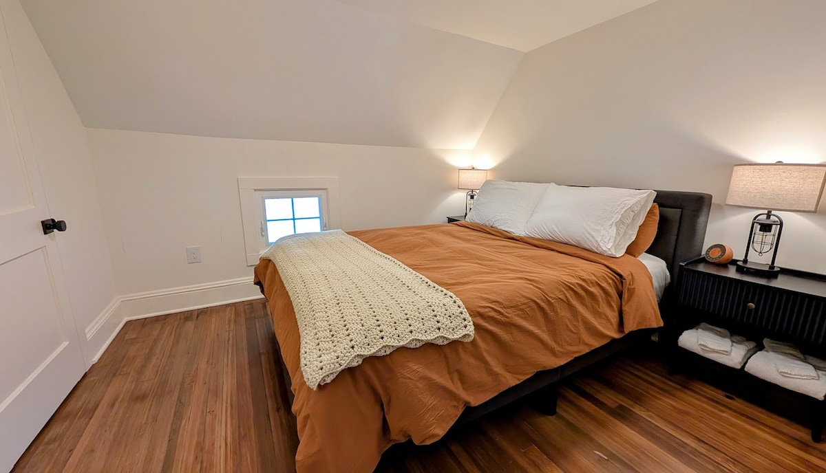 Dhoma e dytë e gjumit ofron një dyshek krejt të ri dopio "queen" me çarçafë 100% pambuku. Kjo dhomë ka një komodinë në çdo anë, ndriçim të llambës anësore, karikues, një ventilator dhe mantelë për përdorim nga vizitorët në dollap. 